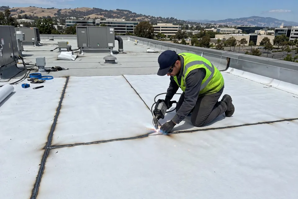Reemplazo de techos comerciales en una casa en Portola Highlands, San Bruno, CA