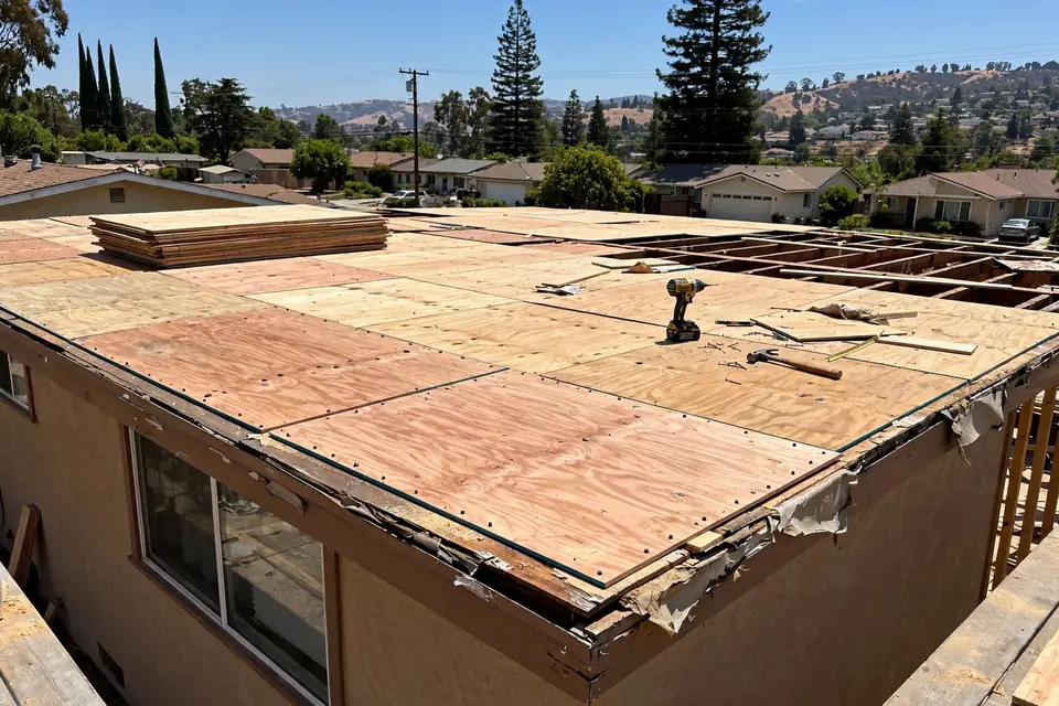 Reemplazo de techos metálicos en una casa en la montaña San Bruno, San Bruno, CA