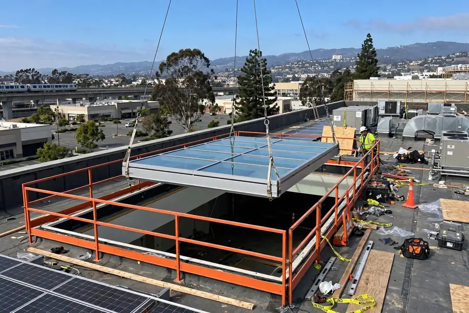 Reemplazo de tragaluces durante el retecho en una casa en Belle Air, San Bruno, CA