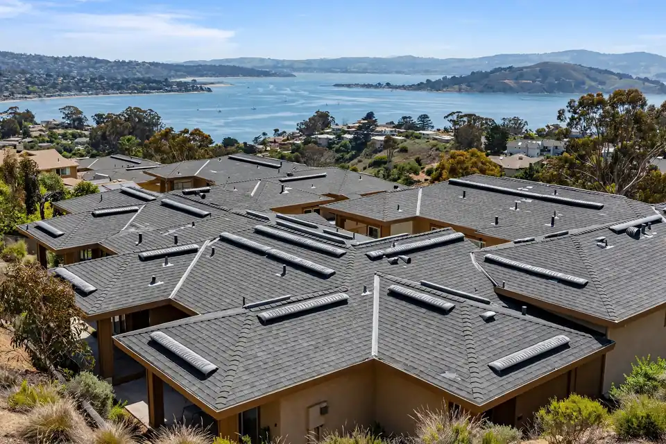 Reemplazo de tragaluces durante el retecho en una casa en la montaña San Bruno, San Bruno, CA
