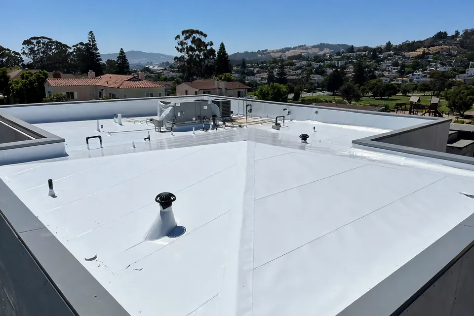Reemplazo de techos por daños de tormenta en una casa en Rollingwood, San Bruno, CA